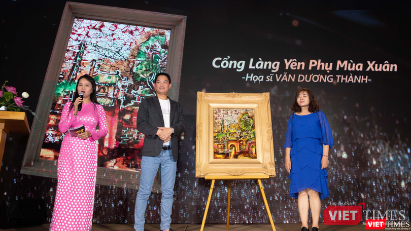 Bức tranh “Cổng làng Yên Phụ mùa xuân” của họa sĩ Dương Văn Thành, được đại diện gia đình gửi tặng BTC để tổ chức đấu giá, quyên góp cho hoạt động trồng rừng