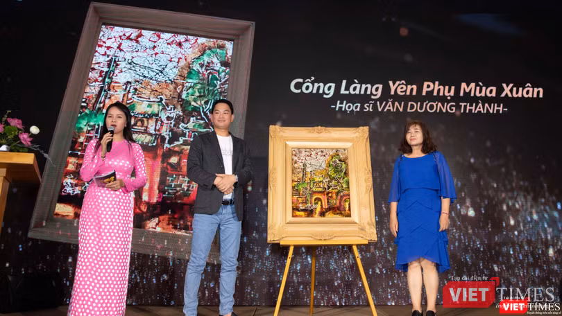 Bức tranh “Cổng làng Yên Phụ mùa xuân” của họa sĩ Dương Văn Thành, được đại diện gia đình gửi tặng BTC để tổ chức đấu giá, quyên góp cho hoạt động trồng rừng