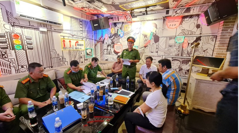 Công an TP.HCM kiểm tra công tác đảm bảo an toàn phòng cháy chữa cháy tại quán Karaoke. Ảnh: PC07 cung cấp