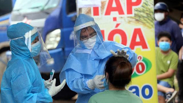 Lấy mẫu xét nghiệm COVID-19 tại Đà Nẵng (Ảnh: VH) 