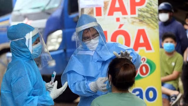 Lấy mẫu xét nghiệm COVID-19 tại Đà Nẵng (Ảnh: VH) 