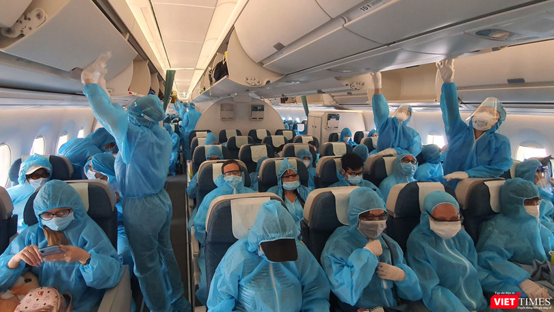 297 hành khách bị mắc kẹt ở Đà Nẵng vừa hạ cánh an toàn xuống sân bay Tân Sơn Nhất lúc 16h00 trên loại máy bay thân rộng hiện đại nhất (Ảnh: VNA) 