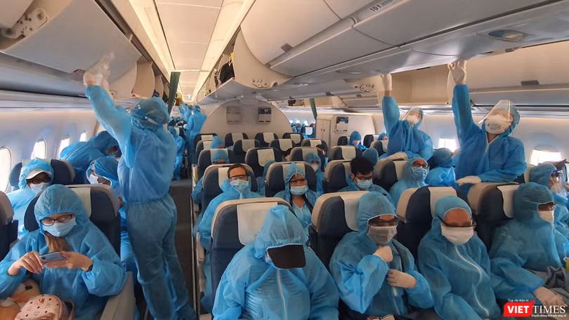 297 hành khách bị mắc kẹt ở Đà Nẵng vừa hạ cánh an toàn xuống sân bay Tân Sơn Nhất lúc 16h00 trên loại máy bay thân rộng hiện đại nhất (Ảnh: VNA) 