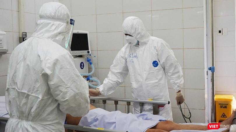 Bác sĩ Trần Thanh Linh và đồng nghiệp chăm sóc BN nặng COVID-19 tại "tâm dịch" Đà Nẵng 