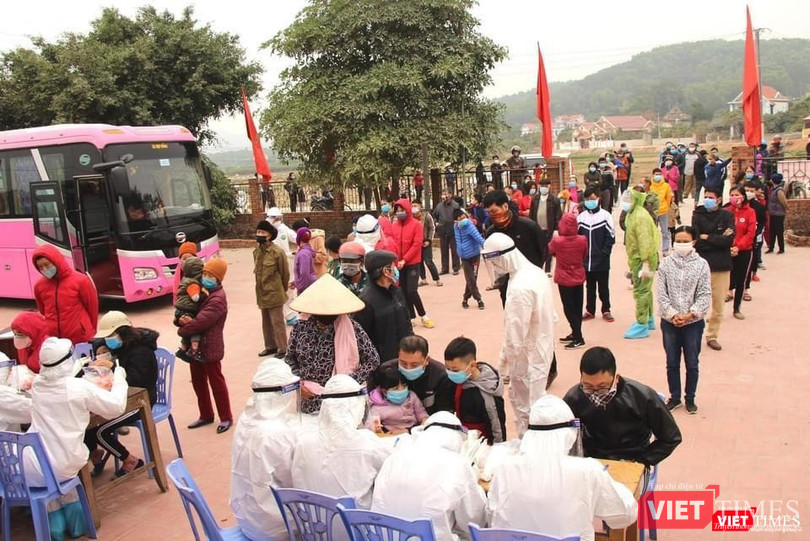 Người dân xếp hàng vào lấy mẫu xét nghiệm