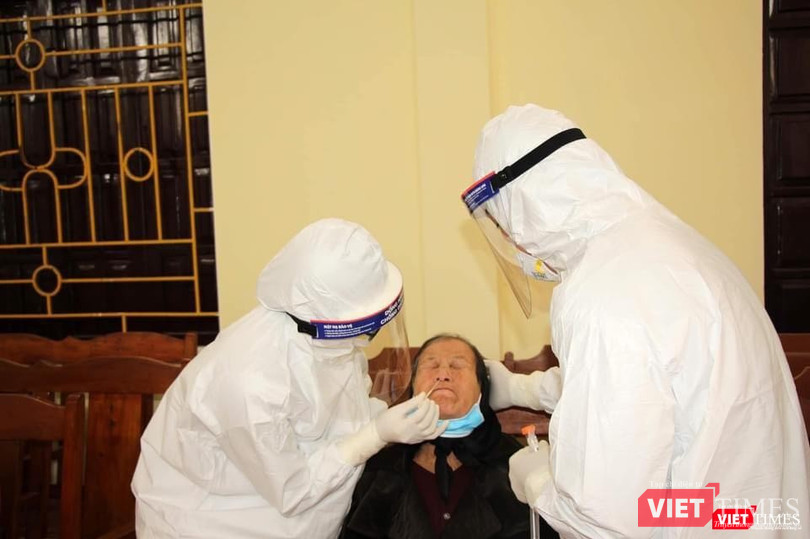 Số lượng xét nghiệm quá lớn nên CDC Hải Dương đã phối hợp với hơn 600 sinh viên của Đại học Kỹ thuật Y tế Hải Dương (Ảnh: BYT)