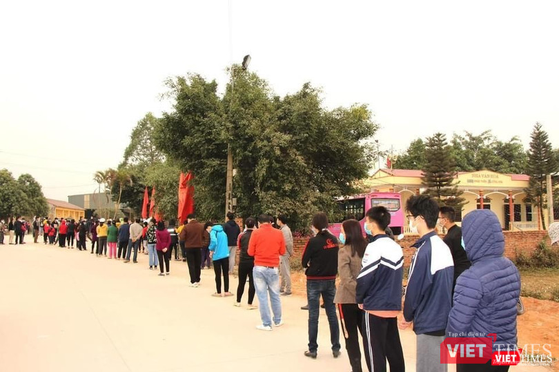 Người dân khi tham gia lấy mẫu xét nghiệm như đứng giãn cách 2m, đeo khẩu trang y tế đúng quy cách