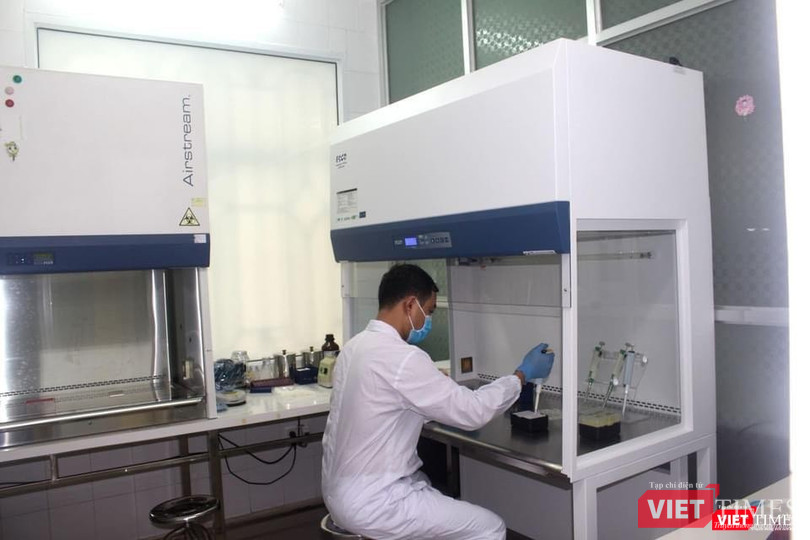 Các nhân viên xét nghiệm và truy vết làm việc xuyên đêm tại CDC Hải Dương (Ảnh: BYT)