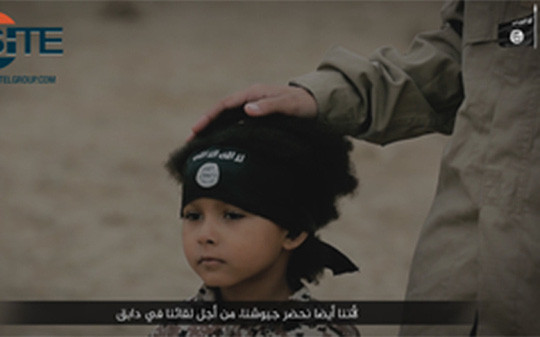 Isa Dare trong đoạn video đánh bom xe. Ảnh: Telegraph