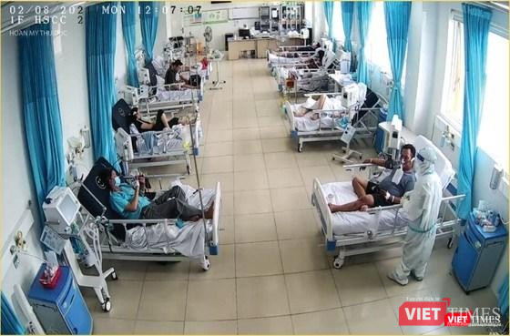 Bệnh nhân mắc Covid-19 vừa được chuyển tới điều trị tại Bệnh viện Đa khoa Hoàn Mỹ Thủ Đức, nay là Bệnh viện điều trị Covid-19. Ảnh: BVCC