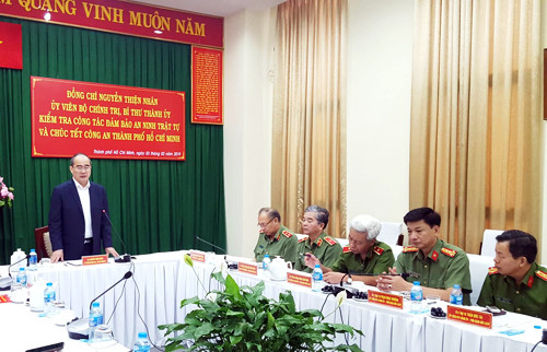 Bí thư Thành ủy TP HCM Nguyễn Thiện Nhân trao đổi với Ban giám đốc Công an TP HCM. Ảnh: Trung Sơn