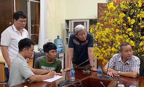 Đại tá Lê Ngọc Phương (áo xanh, thứ 3 từ trái sang) và thượng tá Huấn (áo trắng, đứng) lấy lời khai. Ảnh: Quốc Thắng.