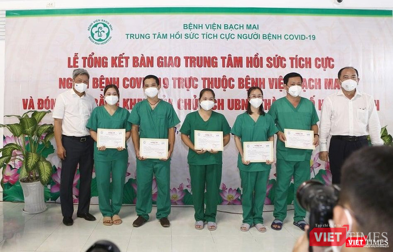 UBND TP.HCM trao tặng Bằng khen tới 24 cá nhân tại Trung tâm Hồi sức tích cực người bệnh COVID-19 Bệnh viện Bạch Mai
