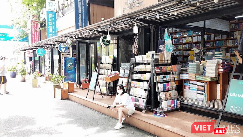 Độc giả nghỉ chân trên Đường sách TP.HCM những ngày đầu mở cửa còn khá vắng người