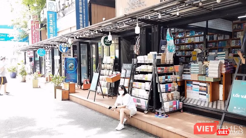 Độc giả nghỉ chân trên Đường sách TP.HCM những ngày đầu mở cửa còn khá vắng người