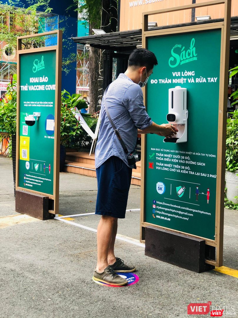 Thực hiện nghiêm quy định đo thân nhiệt và rửa tay bằng cồn trước khi vào Đường sách