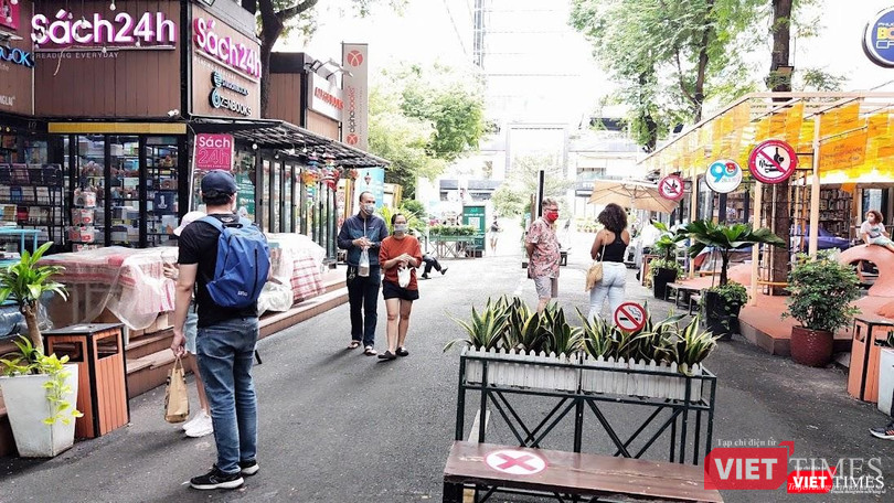 Thực hiện giãn cách giữa người đến Đường sách, người vào mua sách tại các gian hàng. Ảnh: Hoà Bình