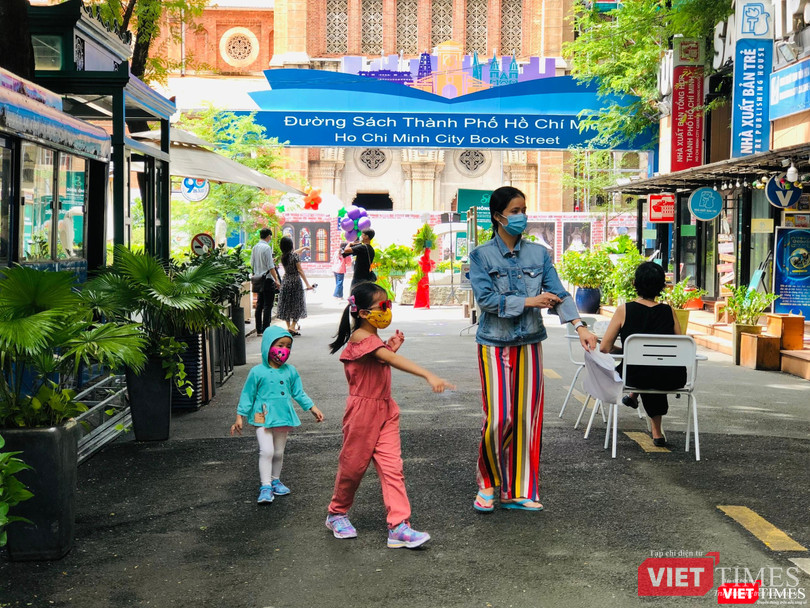 Các em bé hào hứng với việc Đường sách TP.HCM mở cửa trở lại