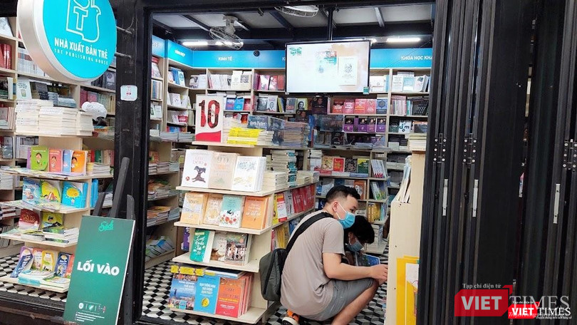 Bạn trẻ hào hứng đi chọn sách sau những ngày giãn cách