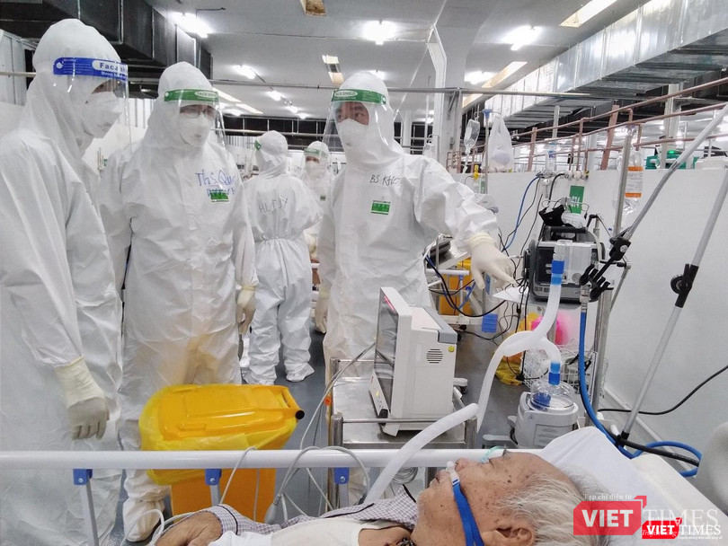 Bác sĩ Nguyễn Đình Khoa trong kíp trực chăm sóc bệnh nhân nặng tại Trung tâm Hồi sức tích cực bệnh nhân COVID-19 BV Trung ương Huế tại TP.HCM