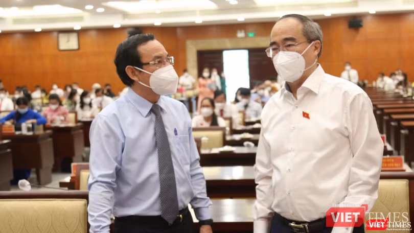 Tham dự kỳ họp có Ủy viên Bộ Chính trị, Bí thư Thành ủy Nguyễn Văn Nên, nguyên Ủy viên Bộ Chính trị, nguyên Bí thư Thành ủy, Đại biểu Quốc hội TP Nguyễn Thiện Nhân; Ủy viên Trung ương Đảng, Phó Bí thư Thường trực Thành ủy, Chủ tịch UBND TP.HCM Phan Văn Mãi...