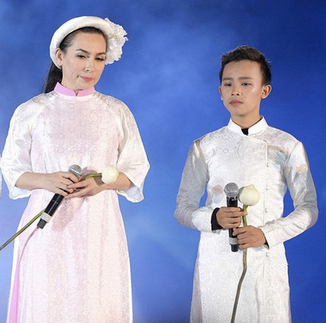 Hồ Văn Cường cùng mẹ nuôi - ca sĩ Phi Nhung trong một lần biểu diễn (Ảnh- ST) Hồ Văn Cường cùng mẹ nuôi - ca sĩ Phi Nhung trong một lần biểu diễn (Ảnh- ST)