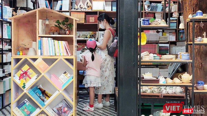 Nhiều gia đình đã đưa con nhỏ tới Đường sách trực tiếp chọn sách