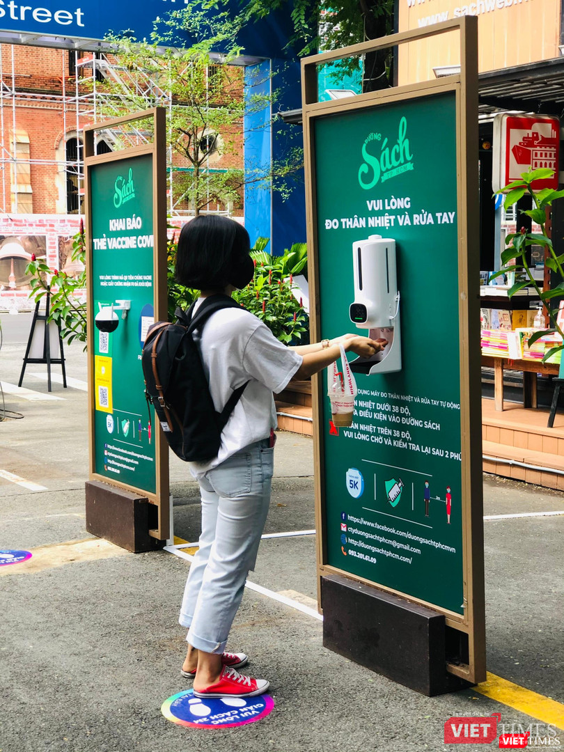 Độc giả đo thân nhiệt và rửa tay trước khi vào Đường sách