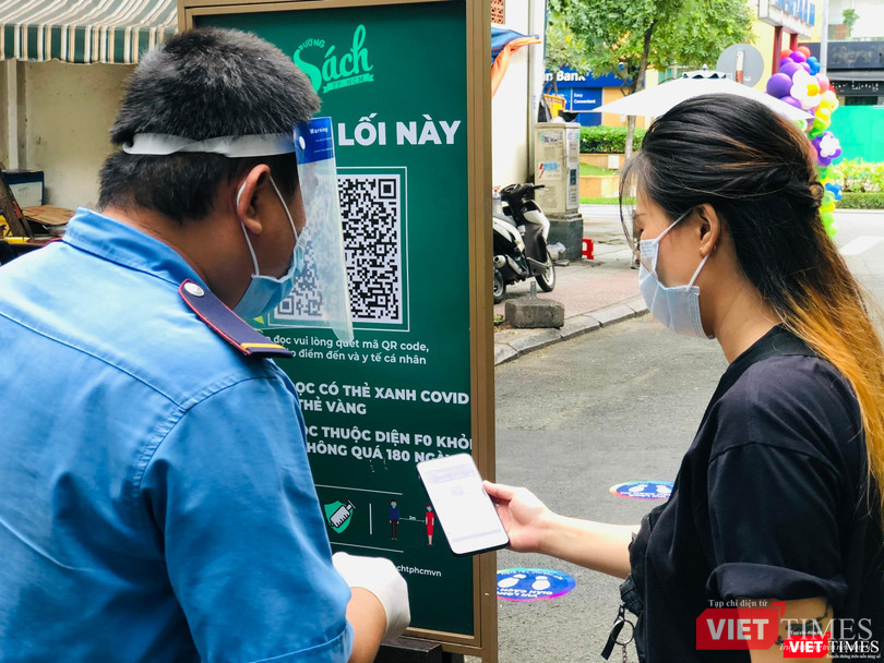 Quét mã QR khai báo y tế với phần mềm Y tế HCM trước khi vào Đường sách