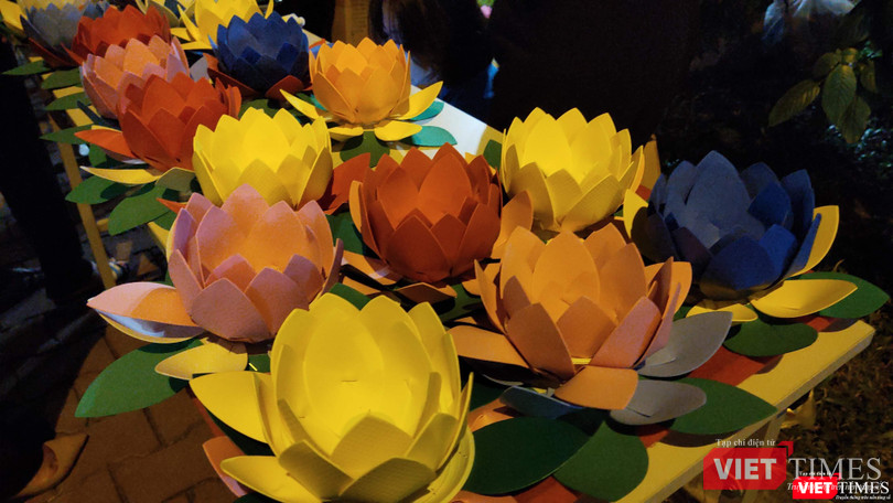 Hoa đăng mang ý nghĩa tưởng niệm người đã khuất Hoa đăng mang ý nghĩa tưởng niệm người đã khuất