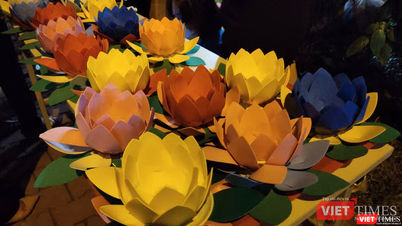 Hoa đăng mang ý nghĩa tưởng niệm người đã khuất Hoa đăng mang ý nghĩa tưởng niệm người đã khuất