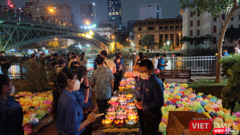 Các lực lượng thanh niên hỗ trợ Lễ thả hoa đăng tại nhiều điểm bên sông Các lực lượng thanh niên hỗ trợ Lễ thả hoa đăng tại nhiều điểm bên sông