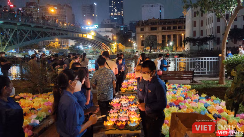 Các lực lượng thanh niên hỗ trợ Lễ thả hoa đăng tại nhiều điểm bên sông Các lực lượng thanh niên hỗ trợ Lễ thả hoa đăng tại nhiều điểm bên sông