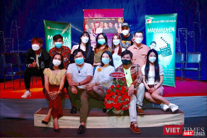 Đạo diễn, diễn viên chụp ảnh trên sân khấu 5B sau vở diễn