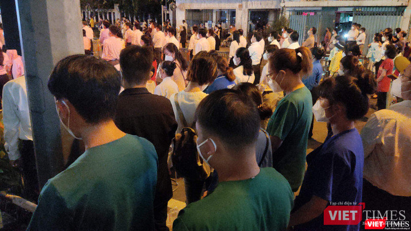 Trong dòng người dân đến tham dự Lễ tưởng niệm người mất vì COVID-19, có rất nhiều màu áo xanh của nhân viên y tế. Ảnh: Hoà Bình Trong dòng người dân đến tham dự Lễ tưởng niệm người mất vì COVID-19, có rất nhiều màu áo xanh của nhân viên y tế. Ảnh: Hoà Bình