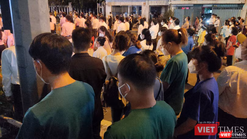 Trong dòng người dân đến tham dự Lễ tưởng niệm người mất vì COVID-19, có rất nhiều màu áo xanh của nhân viên y tế. Ảnh: Hoà Bình Trong dòng người dân đến tham dự Lễ tưởng niệm người mất vì COVID-19, có rất nhiều màu áo xanh của nhân viên y tế. Ảnh: Hoà Bình