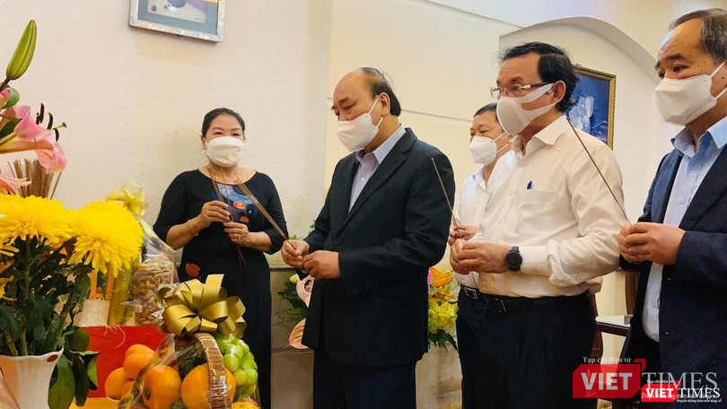 Chủ tịch nước cùng lãnh đạo TP.HCM thắp nhang tưởng nhớ người đã mất vì COVID-19. Chủ tịch nước bày tỏ chia buồn sâu sắc với cô Triệu Thị Huệ về nỗi đau mất người thân.