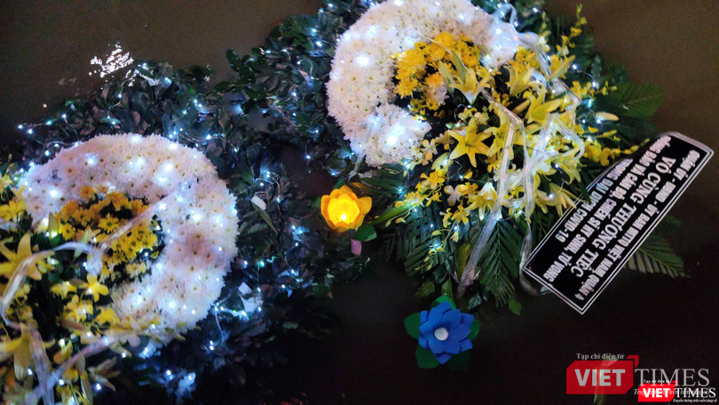 Những vòng hoa cầu mong người đã khuất được an lòng nơi chín suối Những vòng hoa cầu mong người đã khuất được an lòng nơi chín suối