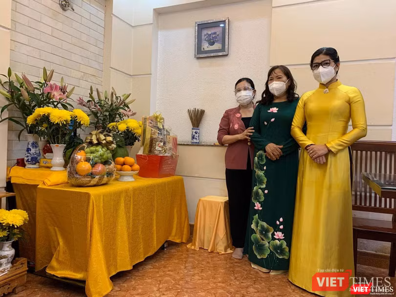 Cô Triệu Thị Huệ (áo dài màu xanh, đứng giữa ảnh) cùng Ban Giám hiệu trường THPT chuyên Lê Hồng Phong