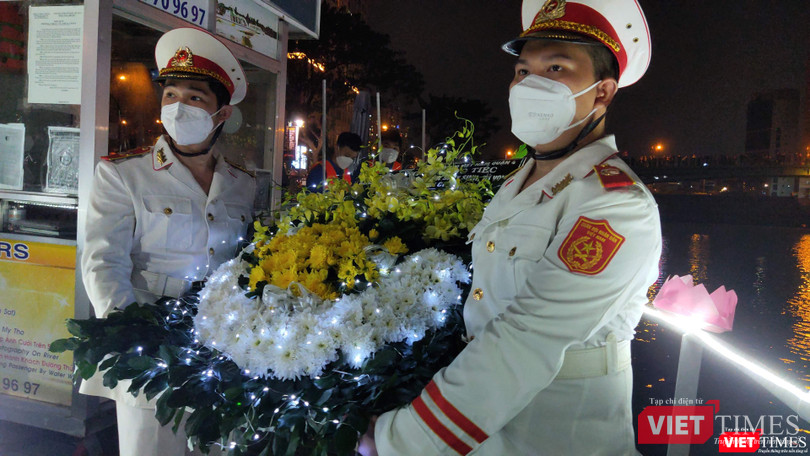 Thả vòng hoa bên sông Sài Gòn Thả vòng hoa bên sông Sài Gòn