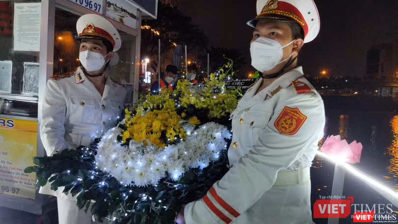 Thả vòng hoa bên sông Sài Gòn Thả vòng hoa bên sông Sài Gòn