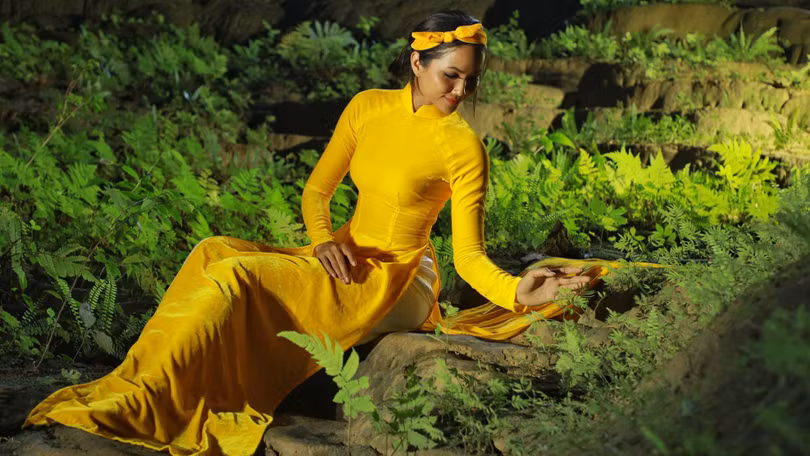 Loạt ảnh siêu đẹp của Hoa hậu H'Hen Niê trong hang Sơn Đoòng trước khi đại dịch Corona hoành hành 