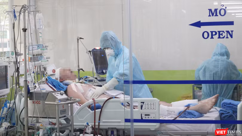 Bệnh nhân 91, phi công người Anh đang được tiếp tục điều trị tích cực tại BV Chợ Rẫy (Ảnh: BVCC) 