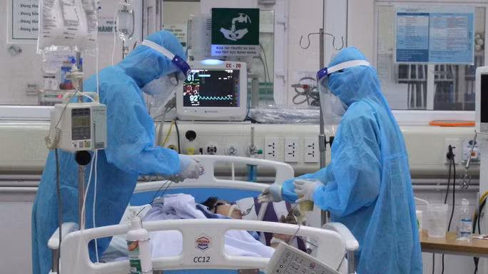 Chiều nay chuyển viện đưa bệnh nhân 91 sang BV Chợ Rẫy (Ảnh: TTXVN) 