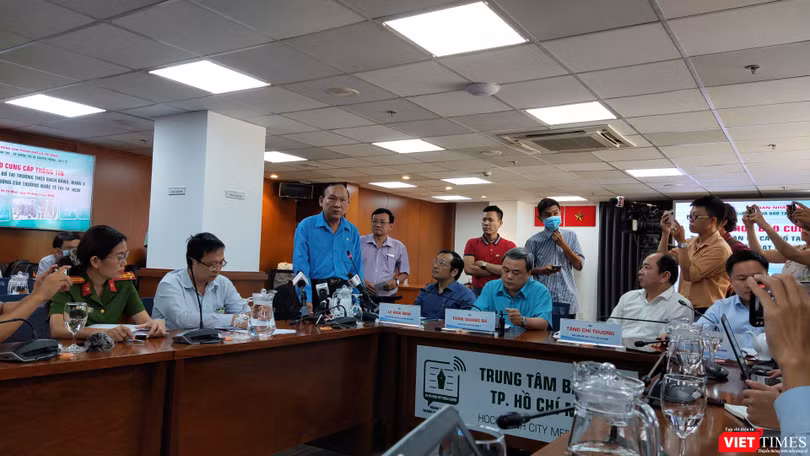 Thầy Nguyễn Văn Phúc - Hiệu trưởng trường THCS Bạch Đằng trả lời về vụ việc cây phượng đổ khiến 1 học sinh tử vong (Ảnh: Hòa Bình) 