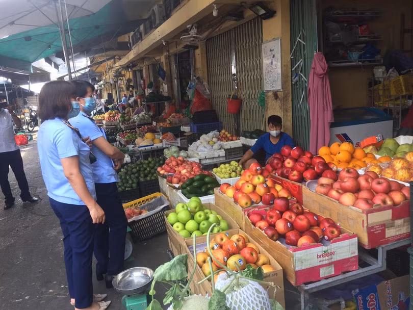 Đội quản lý thị trường kiểm tra chợ truyền thống trên địa bàn TP. HN