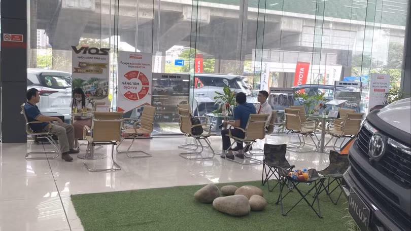 Khách hàng hoãn mua xe, đại lý chờ "phao cứu sinh" từ Chính phủ