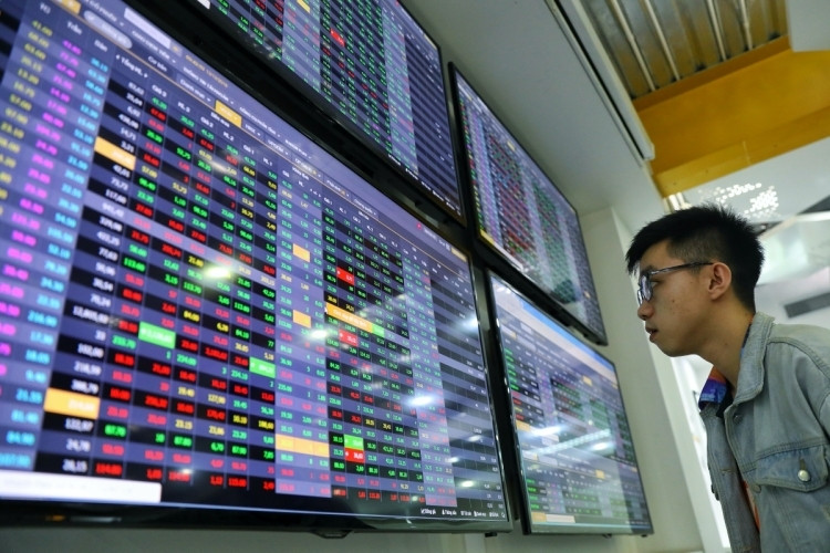 Nhà đầu tư theo dõi bảng giá chứng khoán tại sàn giao dịch VNDIRECT. Ảnh:Hữu Khoa