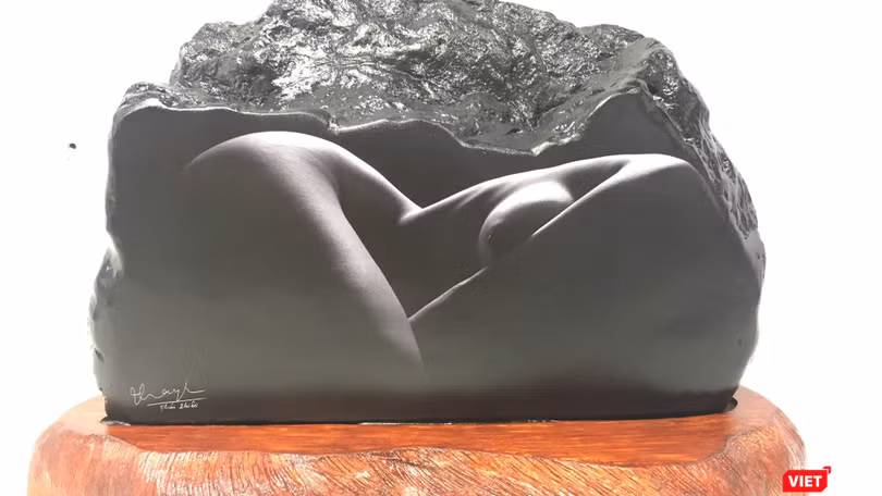 Một tác phẩm ảnh nude của Thái Phiên in lên đá đen 