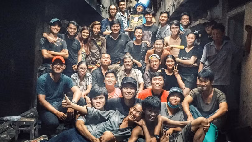 Đoàn làm phim "Ròm" trong bối cảnh của bộ phim